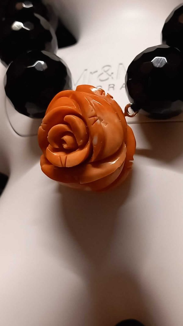 Collana in agata nera sfaccettata da 20 mm e rosa in corallo cerasuolo