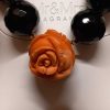 Collana in agata nera sfaccettata da 20 mm e rosa in corallo cerasuolo - immagine 2