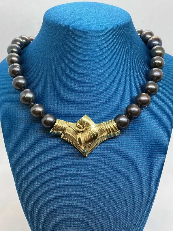 Collana in perle grigie F_W 9.5-10 mm con chiusura in oro in cera persa