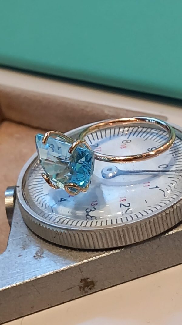 Anello in topazio azzurro taglio a finestra 10x14 realizzato a mano in oro 9 kt I LACCI