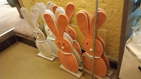 Conigli di pezza decorativi: