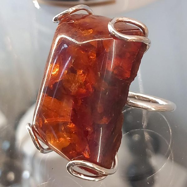 Anello in argento 925 con  incastonata ambra naturale